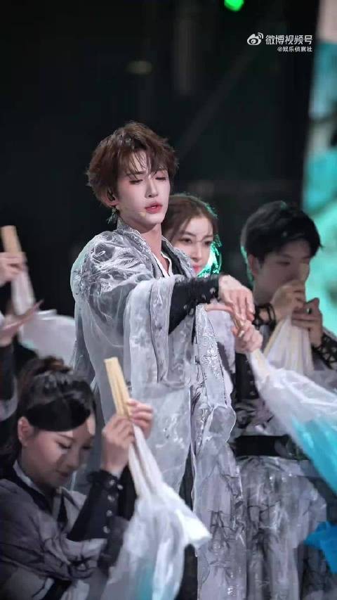 刘宇舞扇这段也太美了!果然古风就是刘宇的统治区
