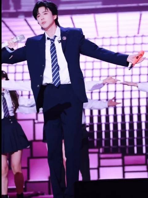 刘宇宁转型唱跳歌手,大长腿舞姿迷人