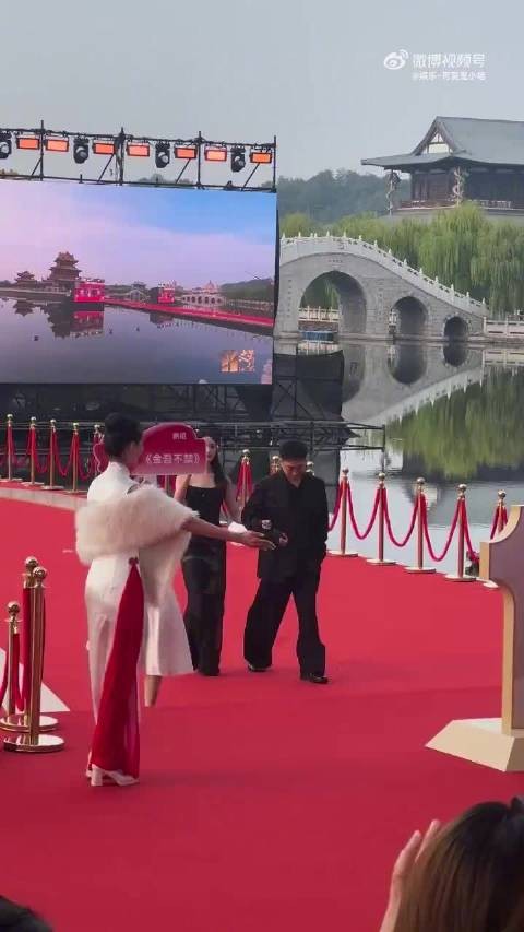 赵晴低温天气穿单薄引热议