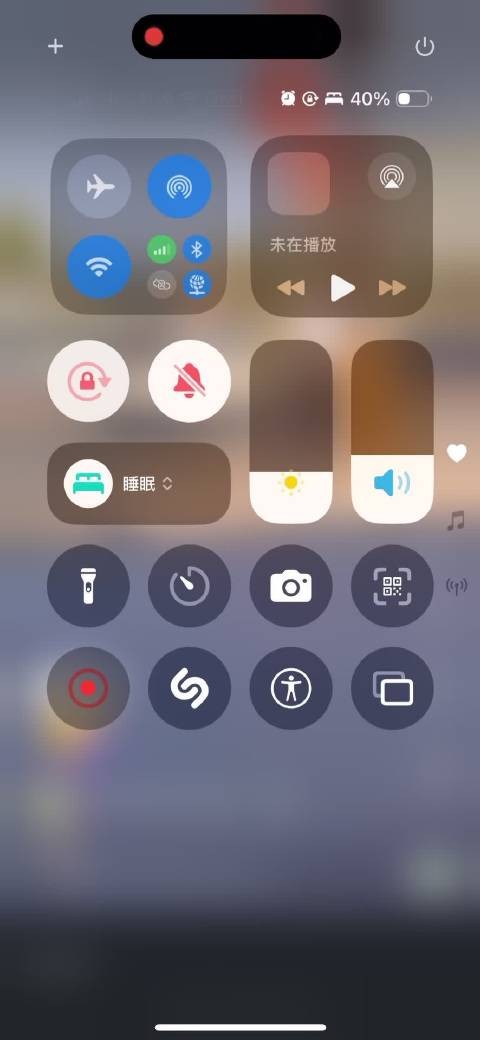 一家三口过马路，活泼的爸操心的妈无所谓的崽