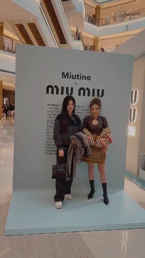 王诗龄何超莲miumiu活动同框，富二代星二代都开始进娱乐圈闯荡了