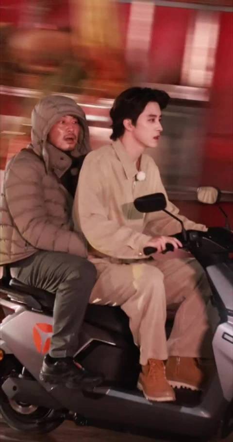 笑死了看到有网友说敖瑞鹏的后座像带了一个劫匪 沙溢:拴Q啊