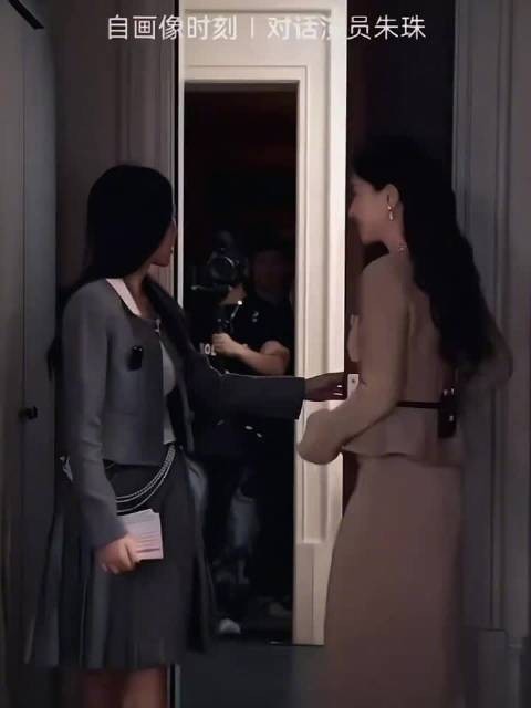 朱珠遇嘉宾乌龙事件，反应三秒显错愕