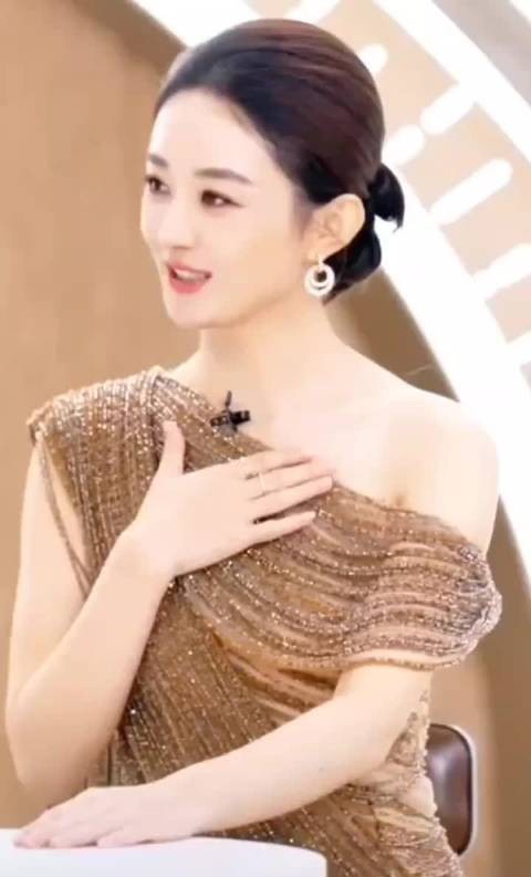 赵丽颖明媚笑容治愈感引期待