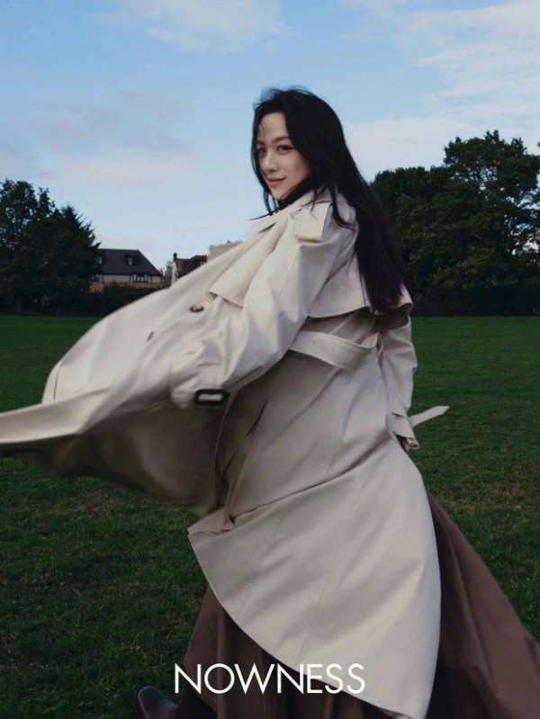 汤唯扬起衣摆,笑容明媚。