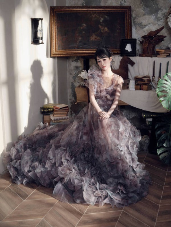 杨紫穿灰紫色晕染薄纱裙气质优雅！