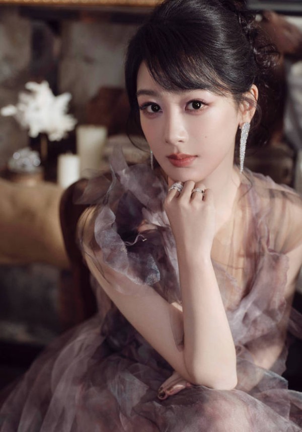 杨紫的五官精致，颜值在线。