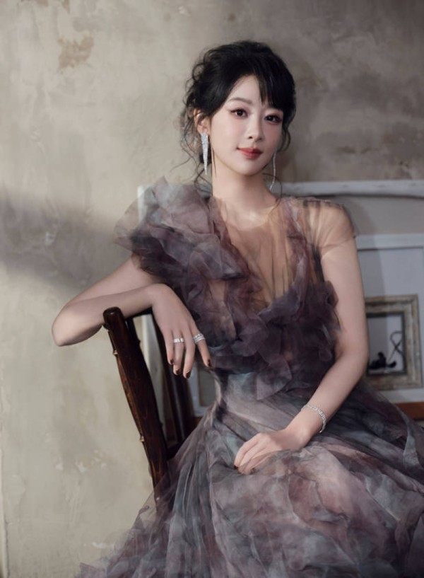 杨紫绽放温柔甜笑，好养眼！