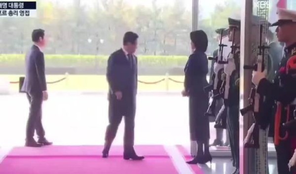 金惠景为李在明整理发型，35年恩爱外交场合撒糖