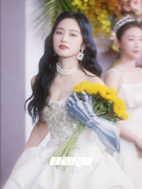 公主用骑士的手臂拿着鲜花走来了~好漂亮呀今天的沈月!