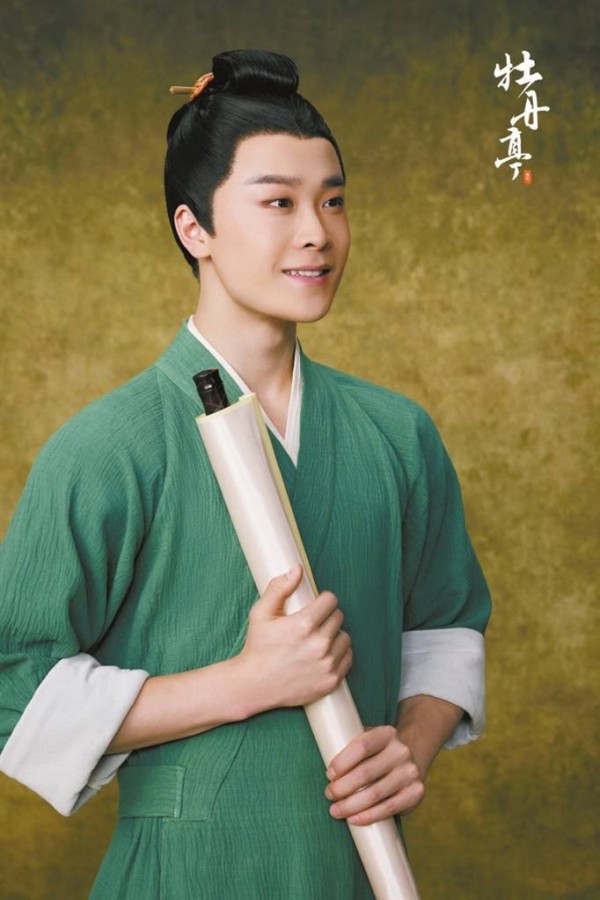 爷爷奶奶培养出来的孩子站在了故乡的舞台上