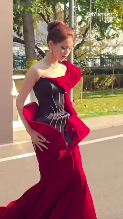 超越妹妹红毯造型换风格了，又美又欲