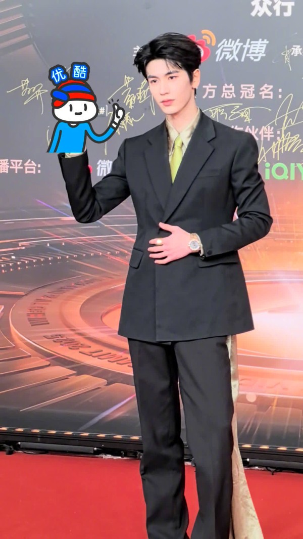 张凌赫亮相微博视界大会红毯,新作《樱桃琥珀》《度华年》受关注