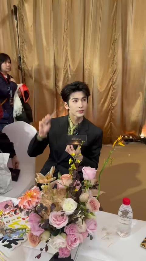 张凌赫亮相活动送祝福，祝大家发财