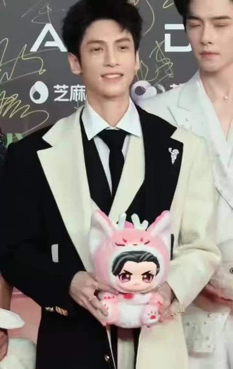 罗云熙视界大会红毯造型惊艳,贵公子气质尽显