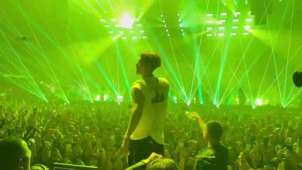 王嘉尔菲律宾演唱会引全场沸腾,贴脸杀互动掀高潮