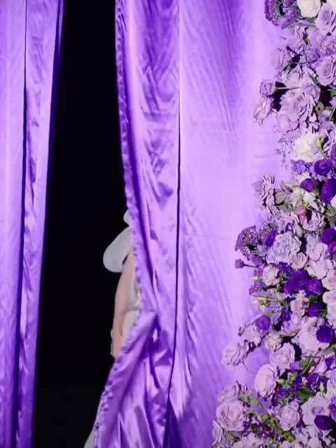 杨紫品牌直播在线突破10万，薄纱白裙造型亮眼