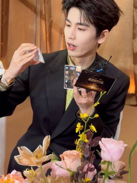 张凌赫的核心宗旨就是“暴富发财”,哈哈哈就爱听点实在的