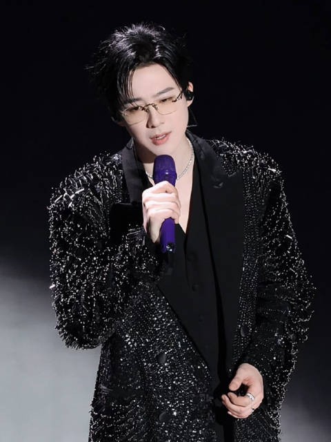 20251103 微博视界大会刘宇宁《烽月》高清直拍,好长一条人!今天项链配深V