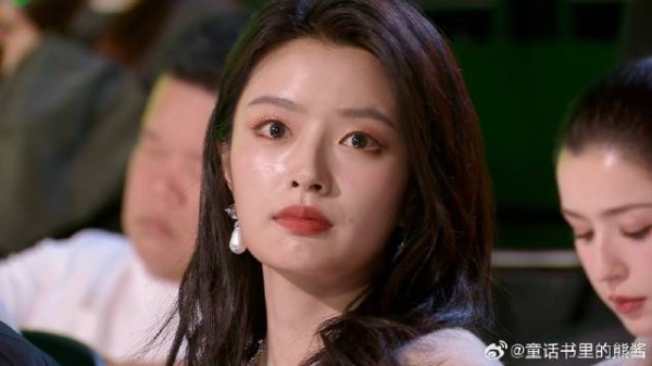 同样是无美颜原相机,王玉雯却肤白貌美!丨星光