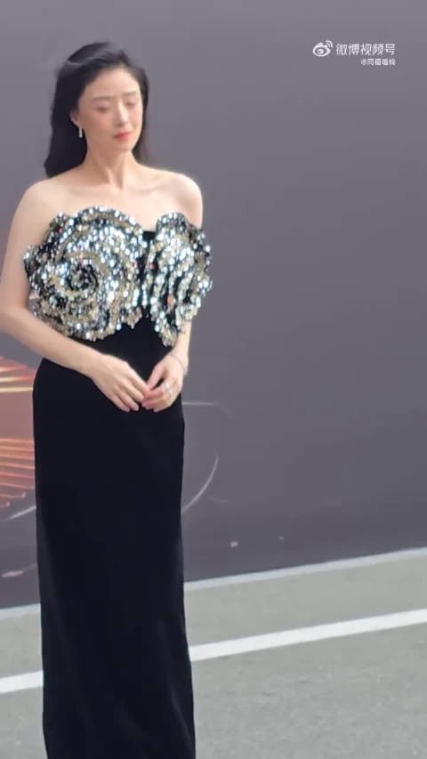 蒋欣这波瘦得太成功了！肩颈线条出来后，气质都不一样了，美到让人忍不住夸！