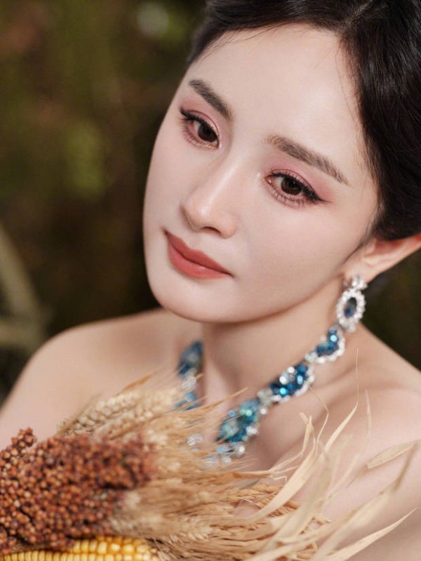 杨幂五官精致，气质优雅。