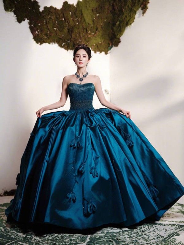 杨幂深蓝抹胸裙高贵优雅，女王范十足