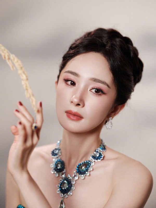 杨幂眼神温柔，姿态灵动。