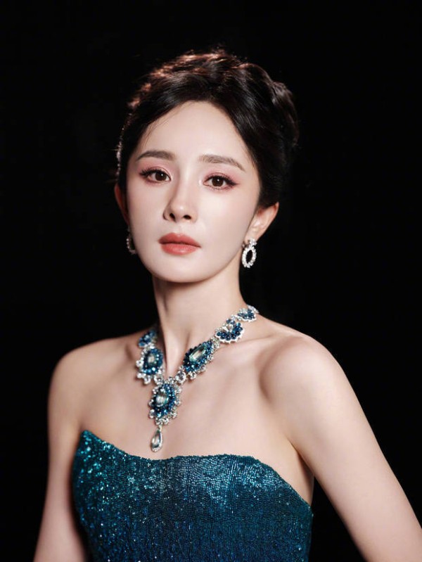 杨幂锁骨精致。