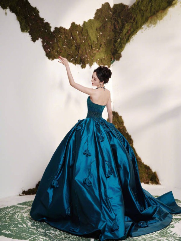 杨幂美背吸睛。