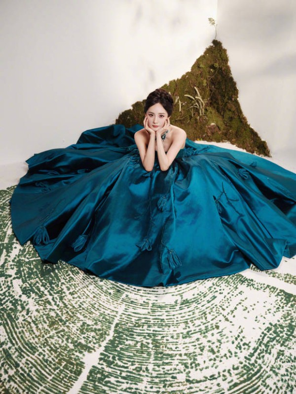 杨幂气场强大。