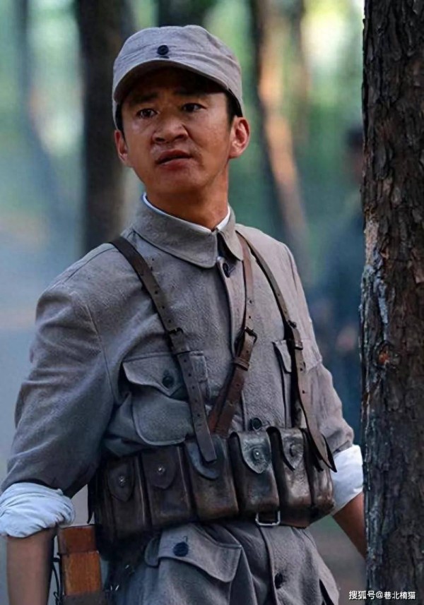 知名演员无戏可接，回乡摆摊卖炒面，张颂文一句话道尽内娱实情