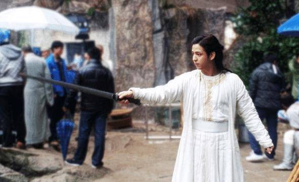 他本是古代传说中奇侠,金庸赐他两门神功,不用全力都能赢过主角