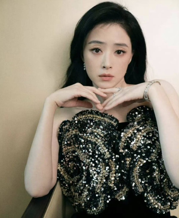 蒋欣红毯“迷糊”引爆热搜,白玉兰视后再掀全民狂欢