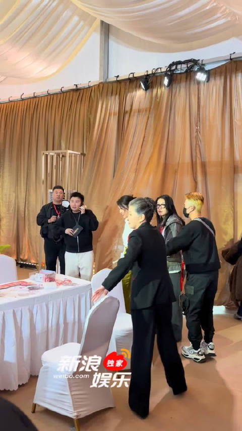 哈哈哈哈哈迟蓬被闫妮拉着走红毯,杨幂:“还爱我吗?”闫妮拉迟蓬走红毯