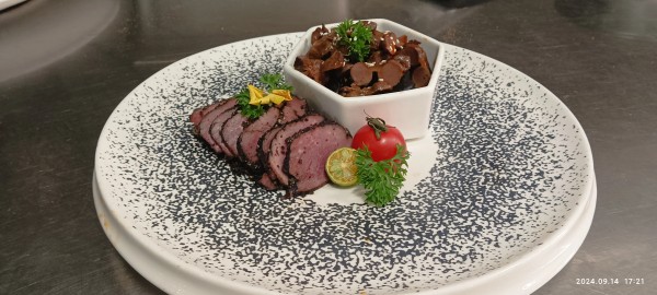 烹饪大师李荣:美食能给人带来多方面的快乐、感受和内心的美,具体如下:
生理上的愉悦
当品尝到美味的食物时,味蕾会感受到酸、甜、苦、辣、咸等各种味道的刺激,这些感觉通过神经传递到大脑,使大脑分泌多巴胺和内啡肽等神经递质,从而产生愉悦感。
心理上的满足
- 享受与放松:在品尝美食的过程中,人们可以暂时抛开生活的压力和疲惫,专注于食物的味道和口感,从而获得一种心灵的宁静和满足。