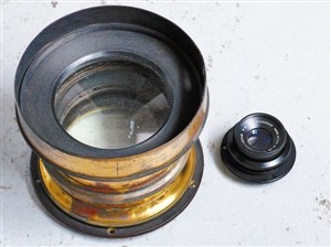 全球产量仅5个的ProtarⅡ铜镜头(左)。