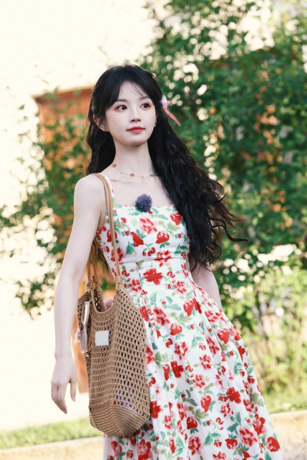 搜狐娱乐讯 近日,田曦薇的一组美照释出。图中,田曦薇穿碎花吊带裙,卷发造型活泼俏皮。