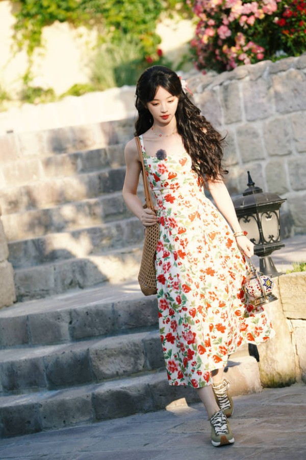 田曦薇氛围感十足。