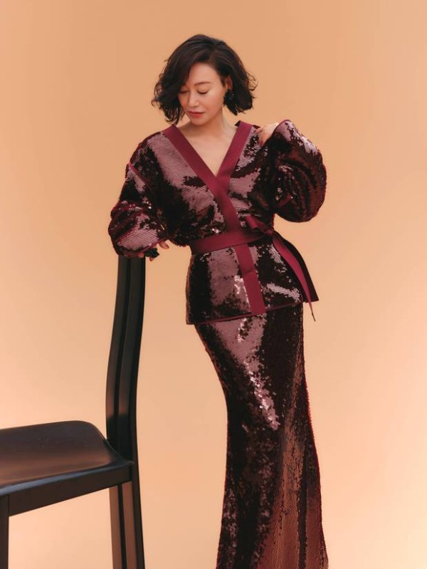 惠英红酒红长裙优雅绽放,手持红花展现窈窕气质