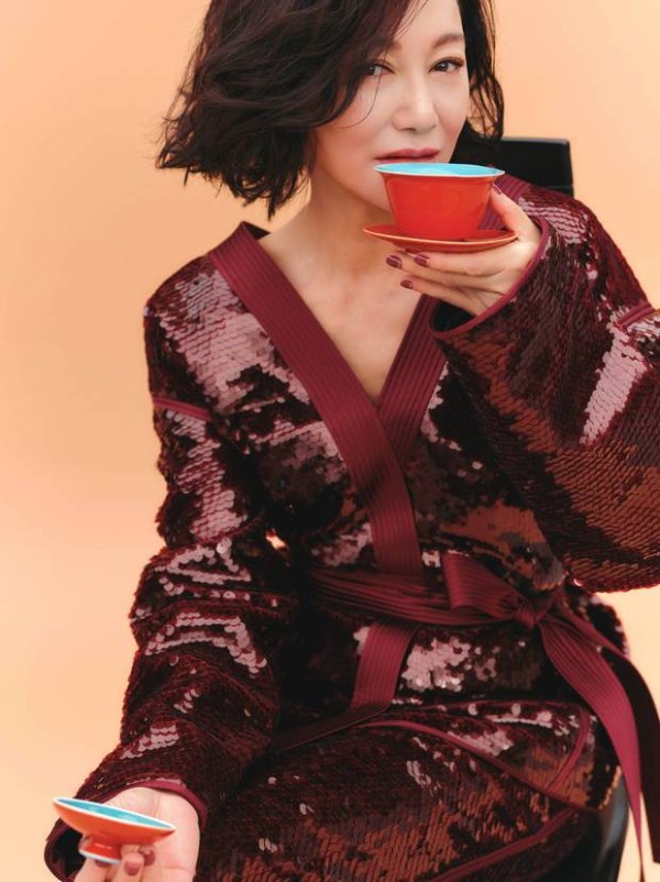 惠英红手持茶具,满是典雅的东方韵味。