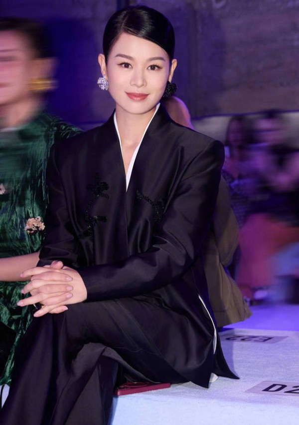 胡杏儿新中式盘发造型释出,东方美人氛围感拉满