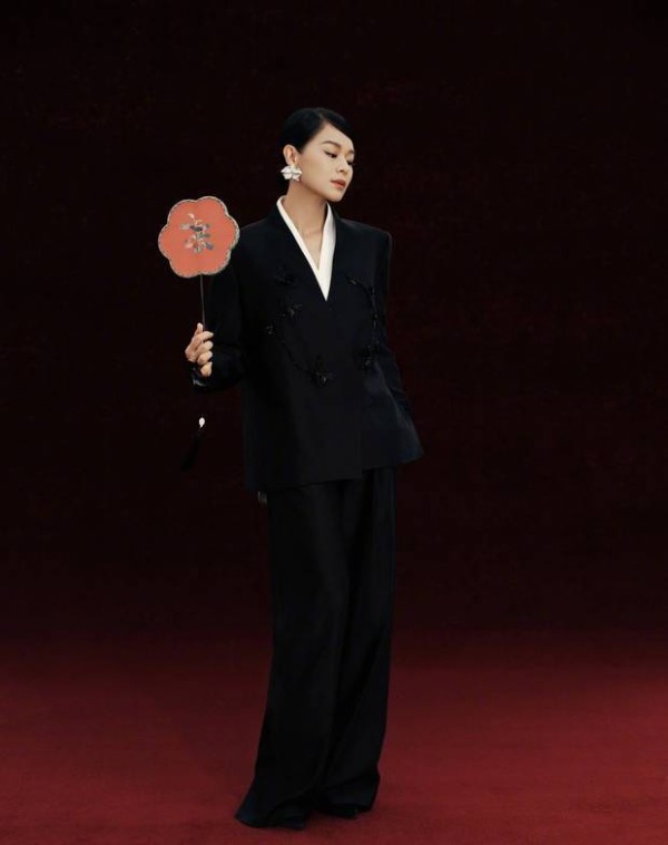 胡杏儿拿着团扇,姿态优雅。