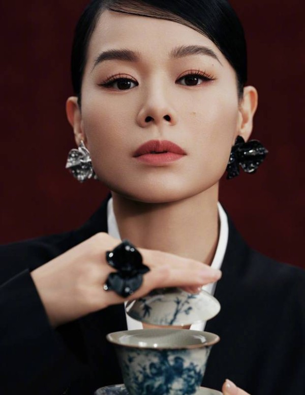 胡杏儿五官精致。