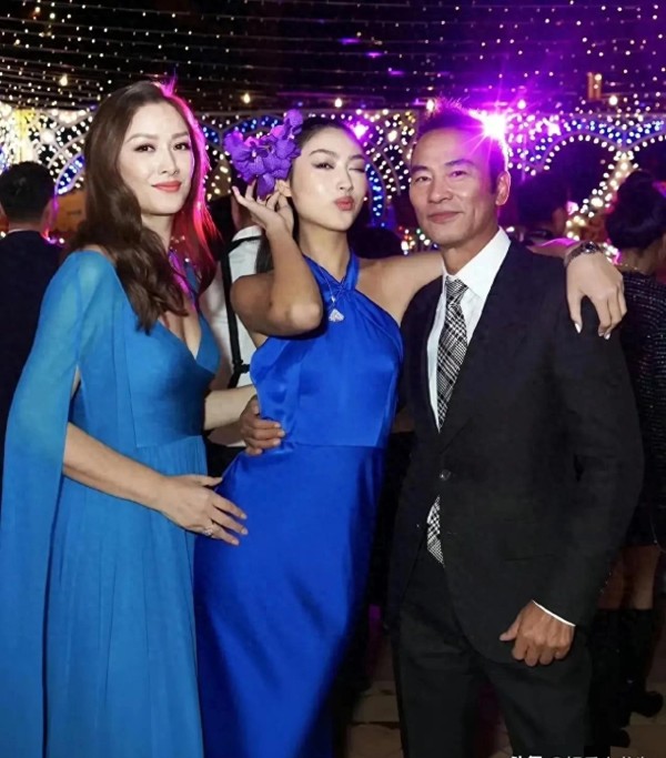 任达华一家意大利参加婚礼，20岁女儿任晴佳身材高挑，美如超模