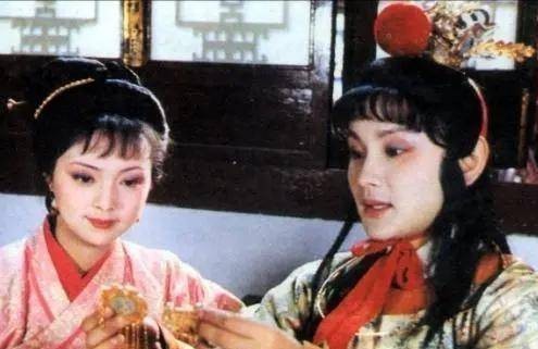 薛宝钗什么时候喜欢上贾宝玉的?