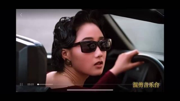 片子中可以感觉到利智的不快乐，李连杰就是这片子爱上她的