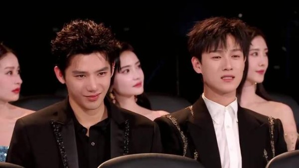 一直以为王安宇帅，谁料当他跟李昀锐同框后，五官和气场全输了!