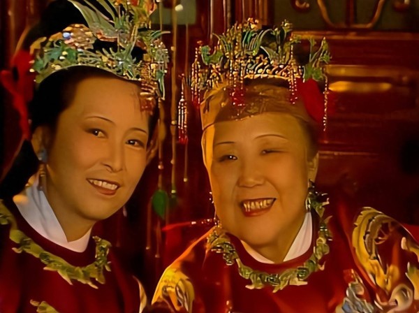 《红楼梦》：别嫌贾母 “剩菜” 寒酸！能吃上的都是红人，还藏着大讲究