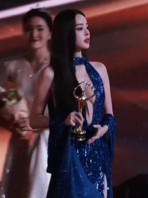 天底下应该还没有人能够抵抗娜扎的这身穿搭